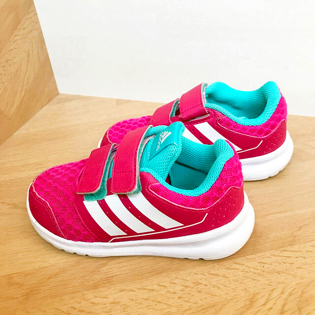 adidas(アディダス)のアディダス スニーカー 15cm キッズ/ベビー/マタニティのキッズ靴/シューズ(15cm~)(スニーカー)の商品写真