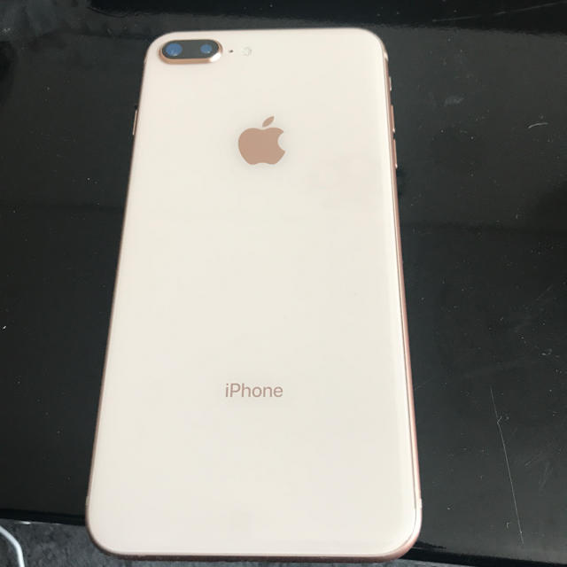 Apple(アップル)の値下げします！iPhone8プラス256G！値段交渉可能！ちょっとヒビあり格安！ スマホ/家電/カメラのスマートフォン/携帯電話(スマートフォン本体)の商品写真