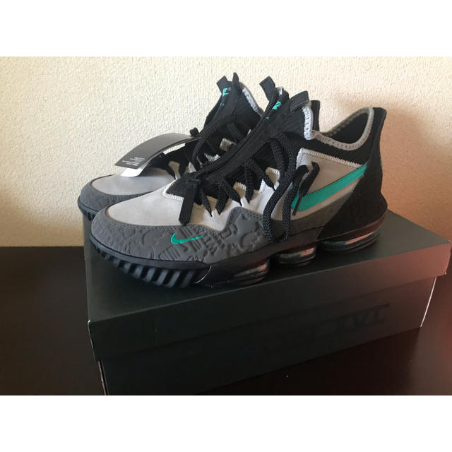 atmos(アトモス)のNIKE LEBRON XVI LOW ジェイド アトモス atmos ドレコ メンズの靴/シューズ(スニーカー)の商品写真