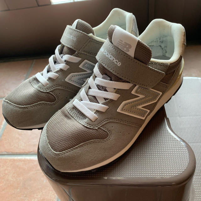 New Balance(ニューバランス)のnew balance.KV996グレー21.5 キッズ/ベビー/マタニティのキッズ靴/シューズ(15cm~)(スニーカー)の商品写真