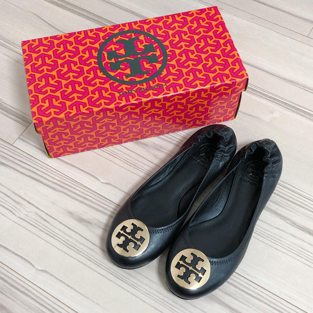 靴/シューズ〈TORY BURCH〉新品フラットシューズ