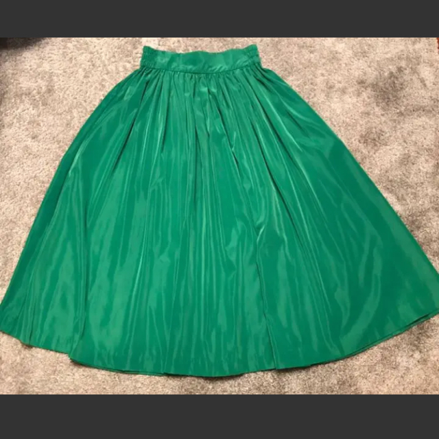 tiara(ティアラ)の【美品】鮮やかなグリーンのミモレ丈スカート レディースのスカート(ロングスカート)の商品写真