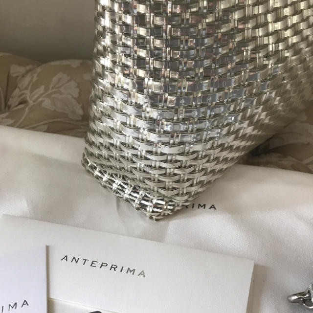 ANTEPRIMA(アンテプリマ)のアンテプリマ イントレッチオ 999コレクション スモール 横長 シルバー レディースのバッグ(トートバッグ)の商品写真