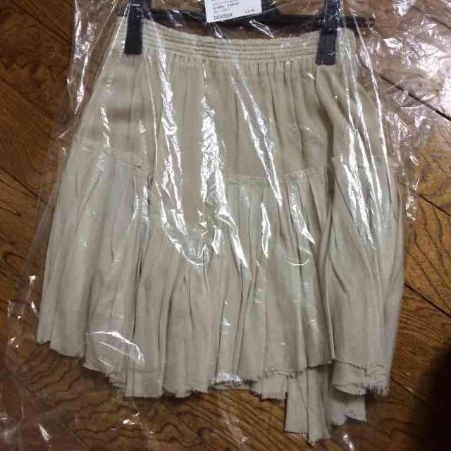 CAROLINA GLASER(カロリナグレイサー)のMEG着用 プリーツヘムスカート 極美品 レディースのスカート(ひざ丈スカート)の商品写真