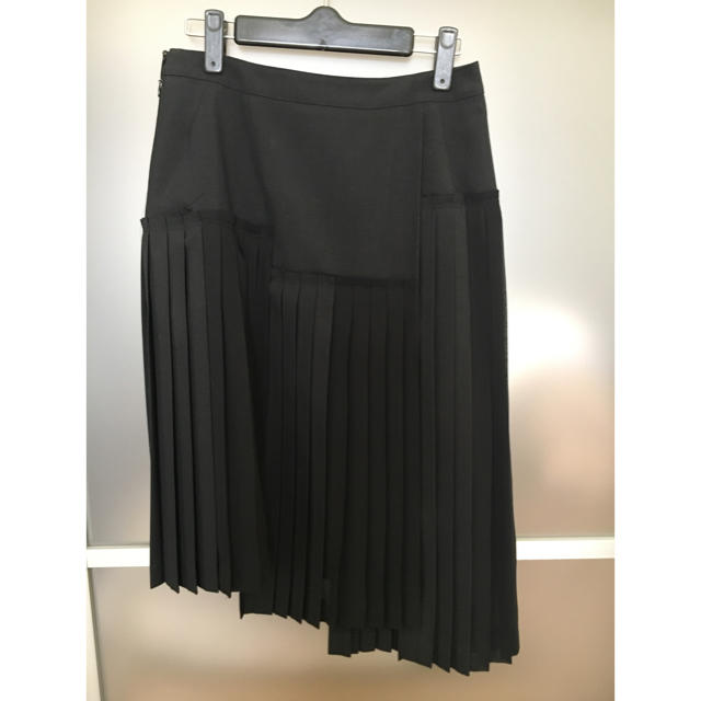 A/T(エーティー)のA/Tアシンメトリープリーツスカート 黒 レディースのスカート(ひざ丈スカート)の商品写真