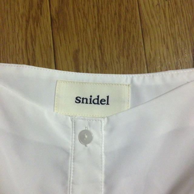 SNIDEL(スナイデル)の新品タグ付きスナイデルトップス レディースのトップス(シャツ/ブラウス(半袖/袖なし))の商品写真