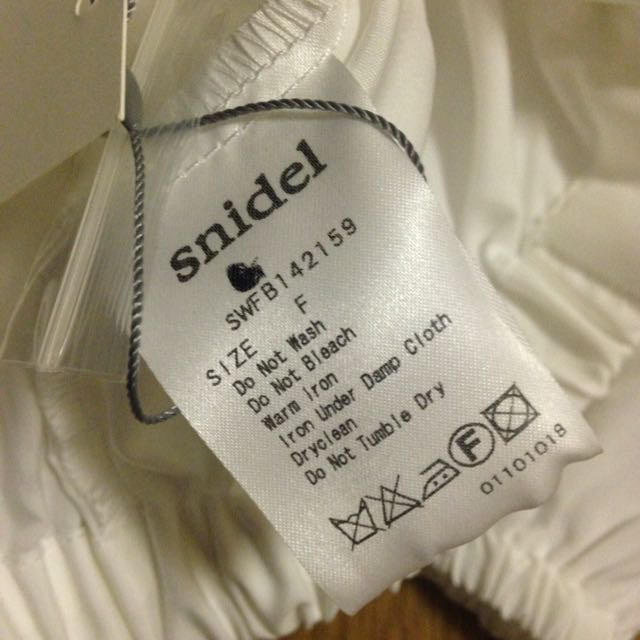 SNIDEL(スナイデル)の新品タグ付きスナイデルトップス レディースのトップス(シャツ/ブラウス(半袖/袖なし))の商品写真