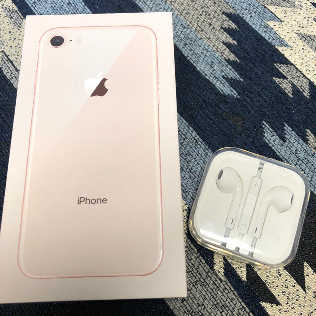 iPhone(アイフォーン)のi Phone8の箱 電源アダプタ / i Phone ６s付属のイヤフォン スマホ/家電/カメラのオーディオ機器(ヘッドフォン/イヤフォン)の商品写真