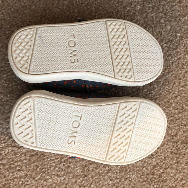 TOMS(トムズ)の【トッピー***様専用】新品 未使用！TOMS ベビーシューズ  T6 キッズ/ベビー/マタニティのベビー靴/シューズ(~14cm)(スリッポン)の商品写真