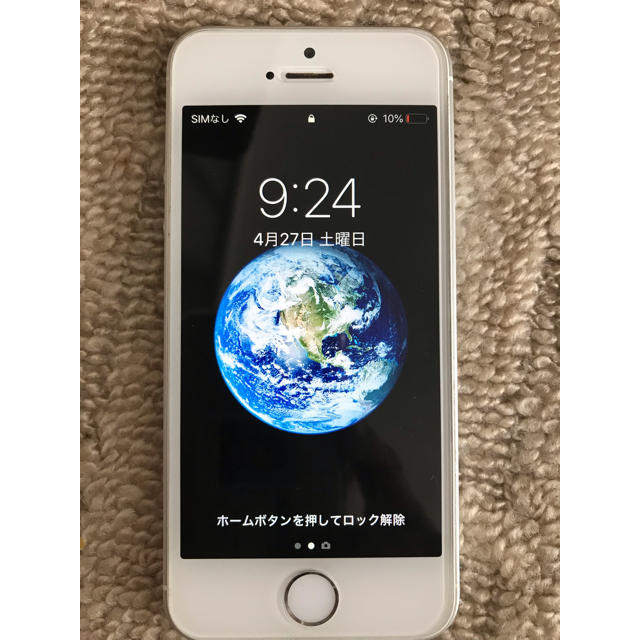 iPhone(アイフォーン)のiphone se 64GB シルバー simフリー スマホ/家電/カメラのスマートフォン/携帯電話(スマートフォン本体)の商品写真