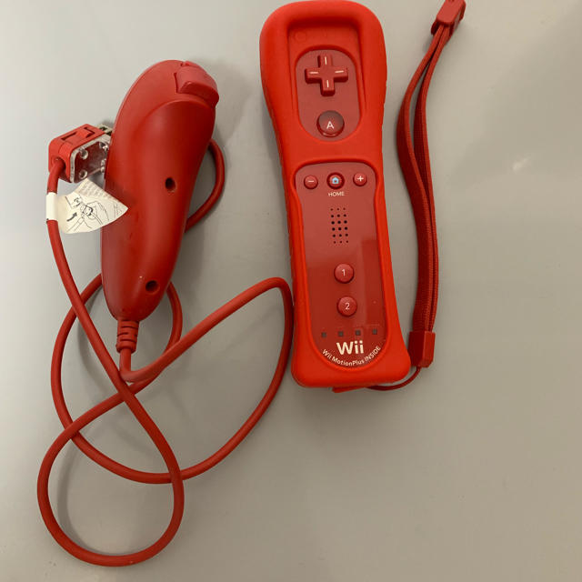 Wii(ウィー)のwii  リモコン＋ヌンチャク セット レッド エンタメ/ホビーのゲームソフト/ゲーム機本体(家庭用ゲーム機本体)の商品写真