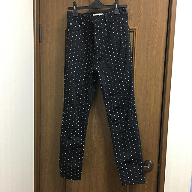 BLACK by moussy(ブラックバイマウジー)のMOUSSY ドットスキニーパンツ 黒 レディースのパンツ(スキニーパンツ)の商品写真