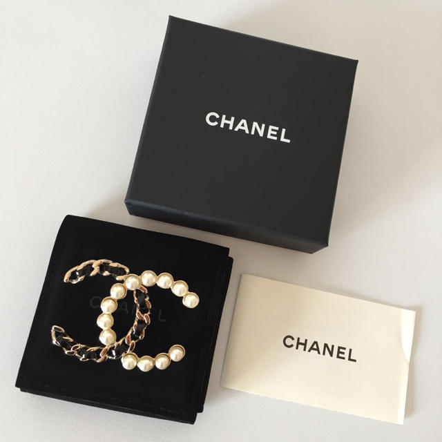 CHANEL(シャネル)の新品未使用 CHANEL パール ブローチ レディースのアクセサリー(ブローチ/コサージュ)の商品写真