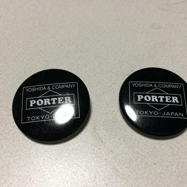 PORTER(ポーター)のポーター缶バッチ二つとその他ポーターアクセ メンズのバッグ(その他)の商品写真