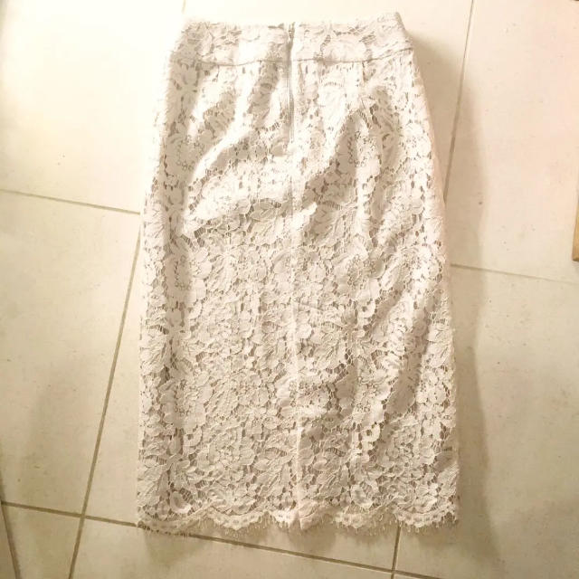 IENA(イエナ)のyuriii03様専用❤︎IENAフラワーレースミモレタイトスカートホワイト34 レディースのスカート(ひざ丈スカート)の商品写真