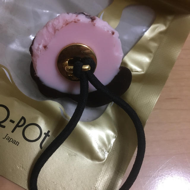 Q-pot.(キューポット)のQ-pot. ソースドチョコチップストロベリーアイスヘアゴム 原宿本店限定 レディースのヘアアクセサリー(ヘアゴム/シュシュ)の商品写真