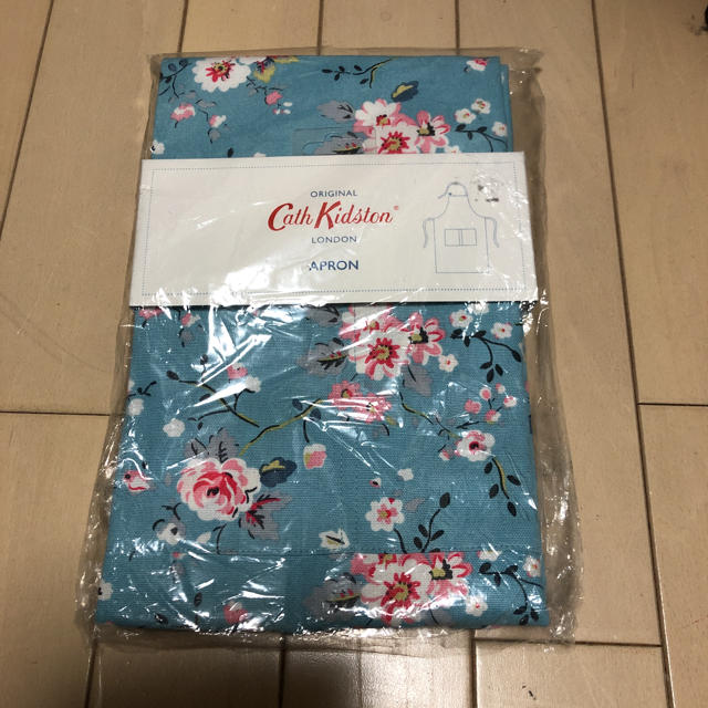 Cath Kidston(キャスキッドソン)のお値下げ☆新品☆キャスキッドソン☆エプロン インテリア/住まい/日用品のキッチン/食器(収納/キッチン雑貨)の商品写真