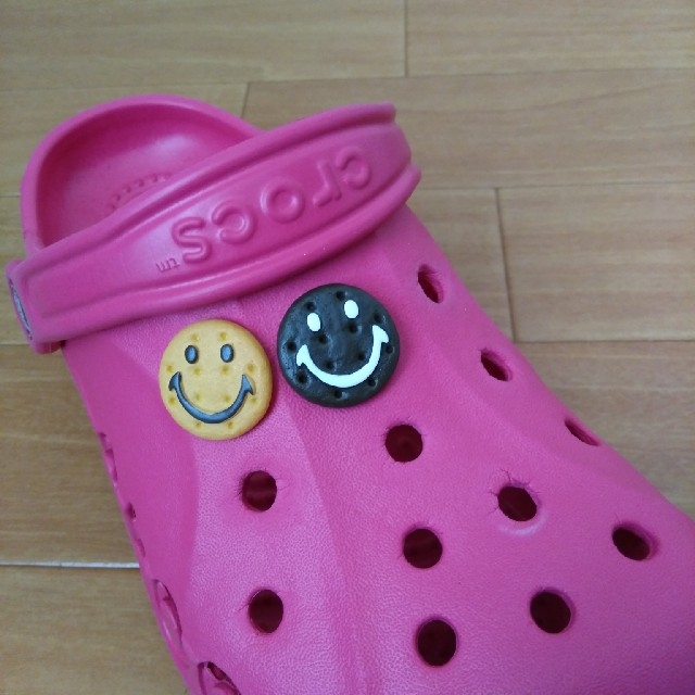 crocs(クロックス)のビスケット　スマイル　色選択自由　2個　クロックス用ジビッツ メンズのアクセサリー(その他)の商品写真