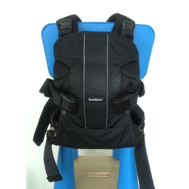 BABYBJORN(ベビービョルン)の<美品> ベビービョルン ベビーキャリアONE+AIR（one専用のスタイ付） キッズ/ベビー/マタニティの外出/移動用品(抱っこひも/おんぶひも)の商品写真