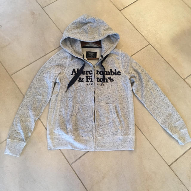 Abercrombie&Fitch(アバクロンビーアンドフィッチ)の新品Abercrombie&Fitch アバクロ フルジップロゴ刺繍フーディ レディースのトップス(パーカー)の商品写真