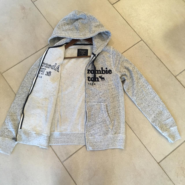 Abercrombie&Fitch(アバクロンビーアンドフィッチ)の新品Abercrombie&Fitch アバクロ フルジップロゴ刺繍フーディ レディースのトップス(パーカー)の商品写真