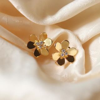 ヴァンクリーフアンドアーペル(Van Cleef & Arpels)のラスト 新品  新作 ゴールド 三つ葉 ピアス フラワー 花 18金(ピアス)