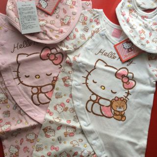 サンリオ(サンリオ)の新品 キティ 半袖 ロンパース スタイ 60 70 ⭐️ 赤ちゃん 女の子 双子(ロンパース)