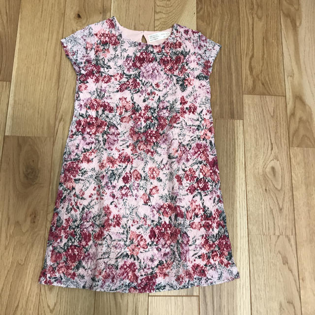 ZARA KIDS(ザラキッズ)の専用出品ZARA 花柄ワンピース 110cm キッズ/ベビー/マタニティのキッズ服女の子用(90cm~)(ワンピース)の商品写真