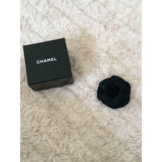 シャネル(CHANEL)の美品！CHANEL シャネル　カメリア コサージュ (ブローチ/コサージュ)