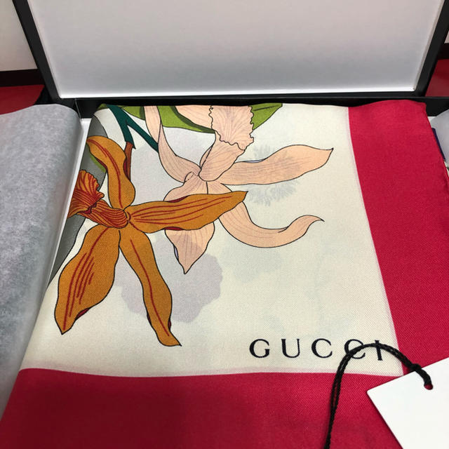 Gucci(グッチ)の【GUCCI】2018コレクション・フローラ シルクスカーフ レディースのファッション小物(バンダナ/スカーフ)の商品写真