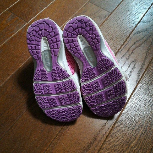 asics(アシックス)のアシックス　17 ピンクのサンダル キッズ/ベビー/マタニティのキッズ靴/シューズ(15cm~)(サンダル)の商品写真