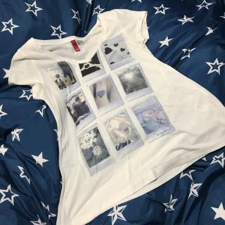 エイチアンドエム(H&M)のH＆M✩写真プリント付VネックTシャツ✩M(Tシャツ(半袖/袖なし))