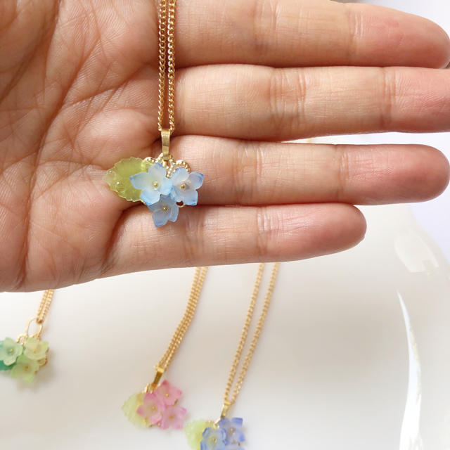雨上がりの紫陽花ネックレス（プラバン） ハンドメイドのアクセサリー(ネックレス)の商品写真