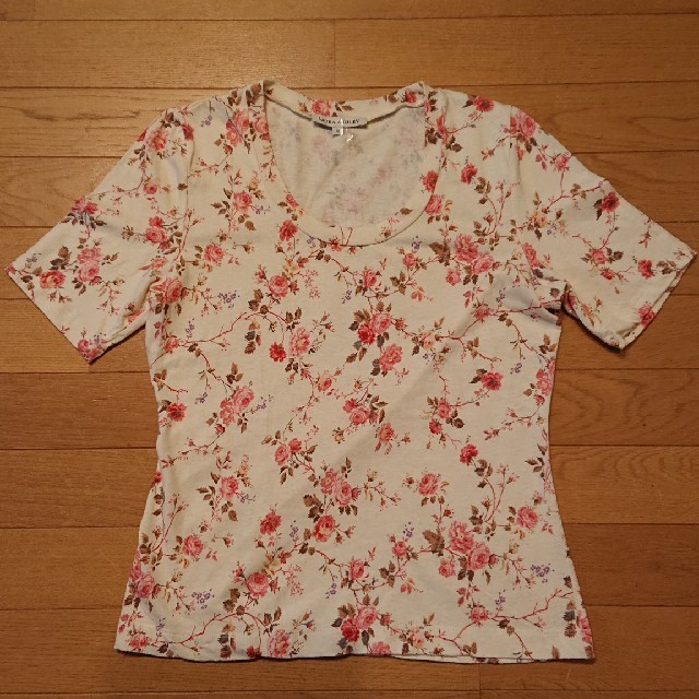 LAURA ASHLEY(ローラアシュレイ)のLAURA  ASHLEYバラ柄Ｔシャツ Ｍサイズ レディースのトップス(Tシャツ(半袖/袖なし))の商品写真