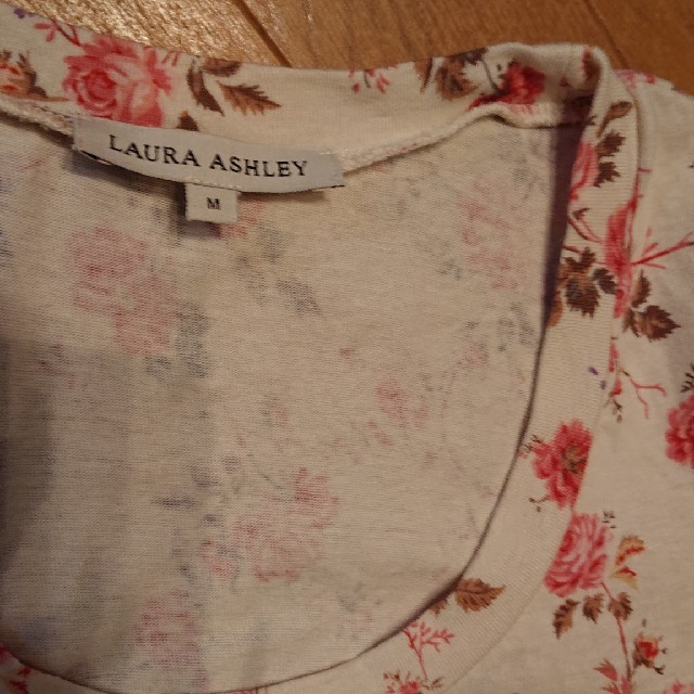 LAURA ASHLEY(ローラアシュレイ)のLAURA  ASHLEYバラ柄Ｔシャツ Ｍサイズ レディースのトップス(Tシャツ(半袖/袖なし))の商品写真