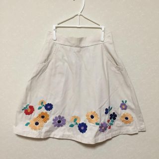 パラビオン(Par Avion)のお花刺繍スカート(ひざ丈スカート)