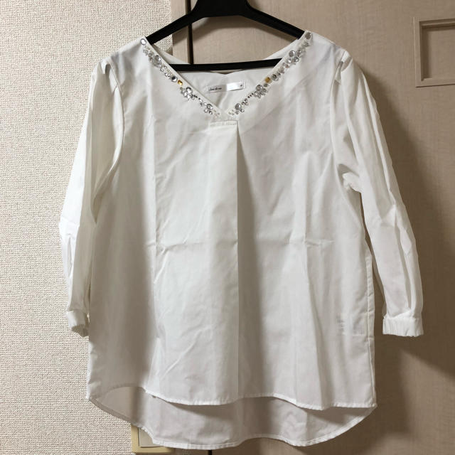 ikka(イッカ)のビジュー付きシャツ レディースのトップス(シャツ/ブラウス(長袖/七分))の商品写真