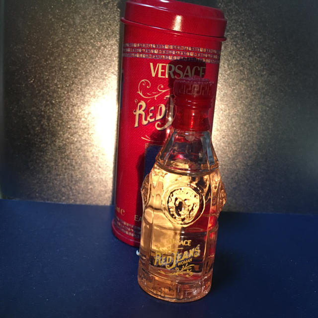 VERSACE(ヴェルサーチ)のVERSACE ベルサーチ 香水 レッドジーンズ コスメ/美容の香水(ユニセックス)の商品写真