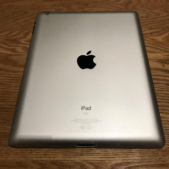 iPad(アイパッド)の【土日セール】iPad  16GB  WiFiモデル  シルバー スマホ/家電/カメラのPC/タブレット(タブレット)の商品写真