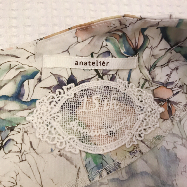 anatelier(アナトリエ)のanatelier⭐️アナトリエ⭐️15thリバティ花柄ブラウス レディースのトップス(シャツ/ブラウス(半袖/袖なし))の商品写真