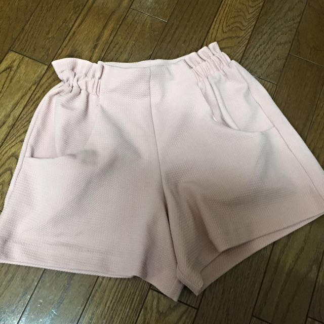 GU(ジーユー)の薄ピンクショートパンツ レディースのパンツ(キュロット)の商品写真