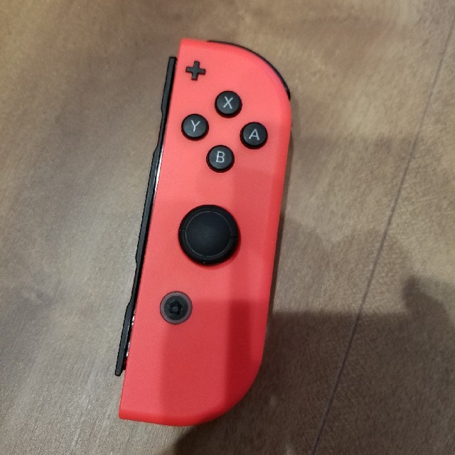 Nintendo Switch(ニンテンドースイッチ)のジョイコン　ネオンレッド右側 エンタメ/ホビーのゲームソフト/ゲーム機本体(その他)の商品写真