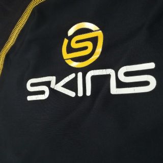 スキンズ(SKINS)のskins コンプレッションショートスリーブ　半袖　サイズS(トレーニング用品)