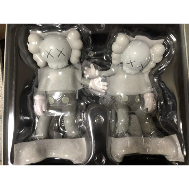 KAWS THE PROMISE Vinyl Figure Grey 未開封