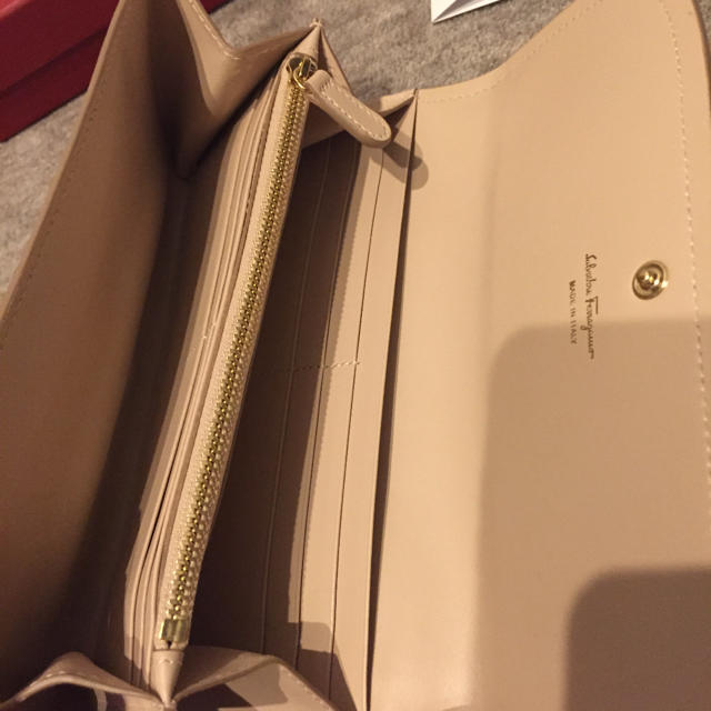 Ferragamo(フェラガモ)の専用！新品未使用！フェラガモ リボンモチーフ 長財布 レディースのファッション小物(財布)の商品写真