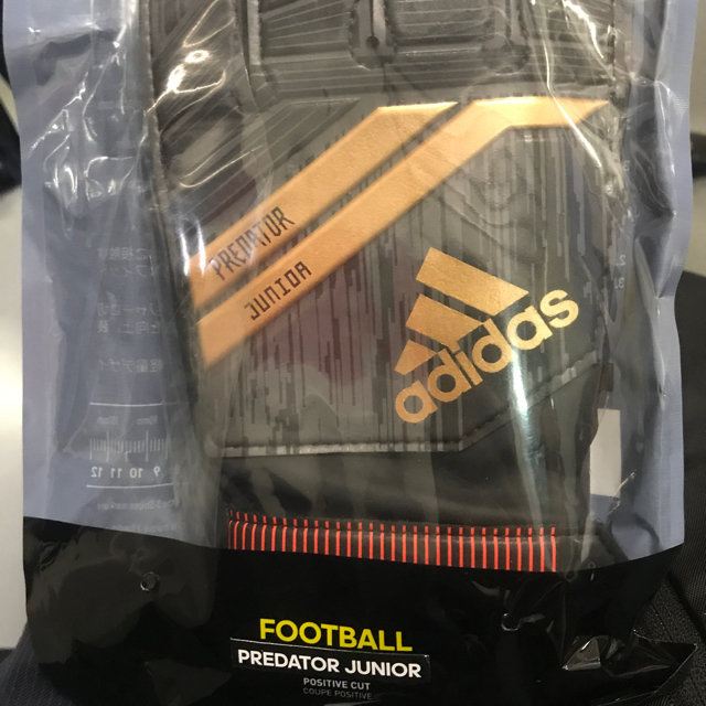 adidas(アディダス)のアディダス Jr. キーパーグローブ size7号 プレデター ジュニア ＧＫ スポーツ/アウトドアのサッカー/フットサル(その他)の商品写真