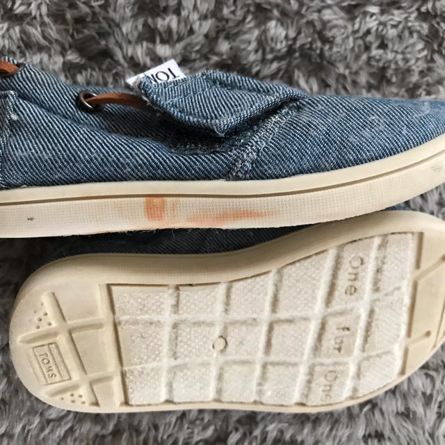 TOMS(トムズ)のスニーカー    キッズ/ベビー/マタニティのキッズ靴/シューズ(15cm~)(スニーカー)の商品写真