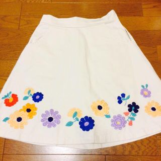 パラビオン(Par Avion)のパラビオン 花 刺繍 ホワイト スカート(ひざ丈スカート)