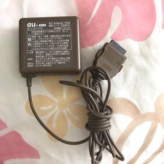 エーユー(au)のau ケータイ充電器  ブラウン(バッテリー/充電器)