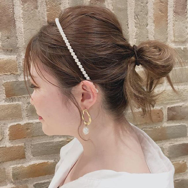 who's who Chico(フーズフーチコ)の新品未使用！パールカチューシャ  レディースのヘアアクセサリー(カチューシャ)の商品写真